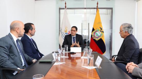 El ministro de Telecomunicaciones, César Martin, junto a delegados de las operadoras Claro y Telefónica, en Quito, el 4 de diciembre de 2023.