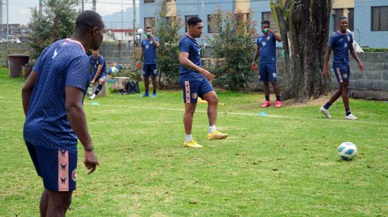 Los jugadores de San Antonio durante el entrenamiento del miércoles 29 de noviembre de 2023, en el Complejo de la Armenia.