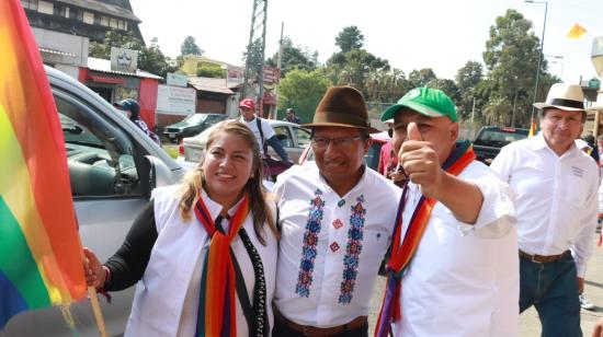 Guillermo Churuchumbi (centro) cuando estaba en campaña para la prefectura de Pichincha, en las pasadas seccionales de 2023. 