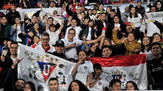 Hinchas de Liga de Quito durante el partido ante Independiente del Valle, el 4 de noviembre de 2023.