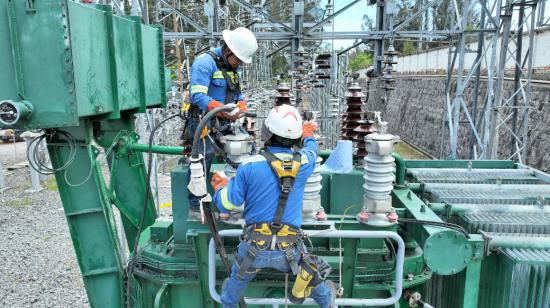 Técnicos en la subestación eléctrica Olímpico, en Quito, el 5 de diciembre de 2023.