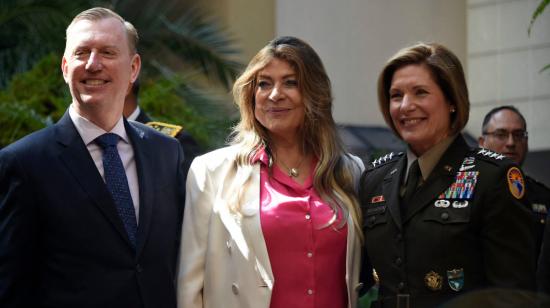 Ivonne Baki (centro) junto a dos altas autoridades de Estados Unidos, en Quito, septiembre de 2022.