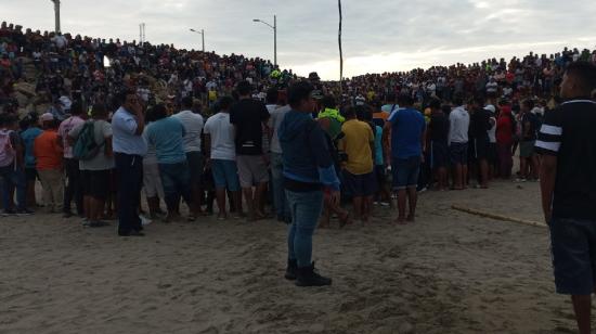 En el puerto de San Mateo, en Manabí, compañeros y familiares recibieron a pescadores víctimas de piratas, el 5 de diciembre de 2023.