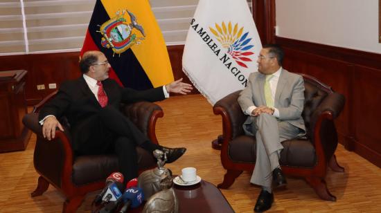 Henry Kronfle (izq.), presidente de la Asamblea Nacional, e Iván Saquicela, titular de la Corte Nacional de Justicia, se reunieron el 5 de diciembre de 2023, en el Palacio Legislativo, en Quito.