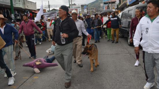 Los comuneros llevaron dos monigotes a los que golpeaban con látigos como advertencia a los delincuentes en Pelileo, el 5 de diciembre de 2023.
