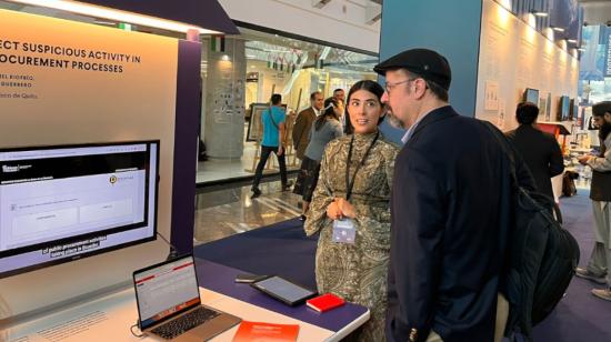 Mara Fortuny, la alumna de la Universidad San Francisco, presentando el programa Kapak, ganador del primer lugar en una conferencia tecnológica en Dubai.