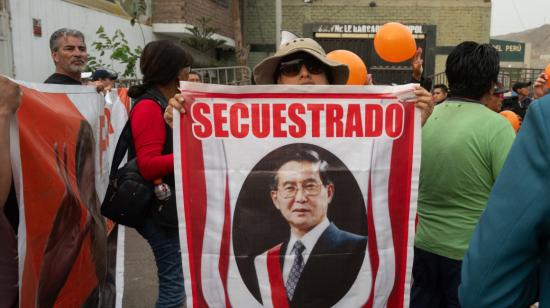 Manifestantes pro Alberto Fujimori esperan su liberación. Perú, 5 de diciembre de 2023