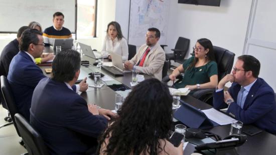 Reunión de la ministra de Energía, Andrea Arrobo, junto a representantes del BID, el 5 de diciembre de 2023. 