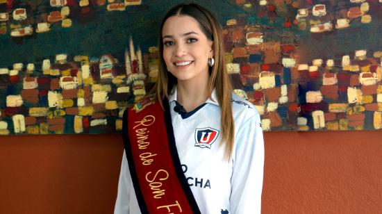 Camila Becerra, Reina de Quito, posa con la camiseta de Liga Deportiva Universitaria, el 6 de diciembre de 2023.