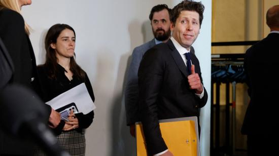 Sam Altman es el CEO de 2023, según la revista TIME. En la fotografía saliendo de una audiencia en el Senado de EE.UU., septiembre de 2023.