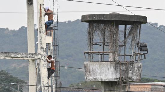 Imagen referencial de dos reos subiendo a un poste en la Penitenciaría del Litoral, durante un motín carcelario, en agosto de 2023.