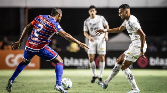 Jugadores de Fortaleza y Santos en el partido del 6 de diciembre de 2023.