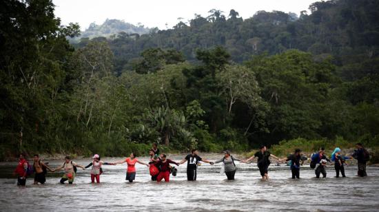  Migrantes cruzan el río Turquesa, en la selva del Darién, Panamá, el 14 de septiembre de 2023. 