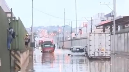 Ingreso a la ciudadela Rotaria, en el norte de Guayaquil, totalmente inundado, luego de la lluvia de la madrugada del 7 de diciembre.