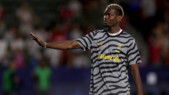 Paul Pogba, de la Juventus, saluda durante el partido amistoso de pretemporada entre Juventus y AC Milan en Dignity Health Sports Park el 27 de julio de 2023 en Carson, California.