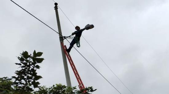 Imagen referencial. Un trabajador de CNEL en un poste de energía eléctrica.