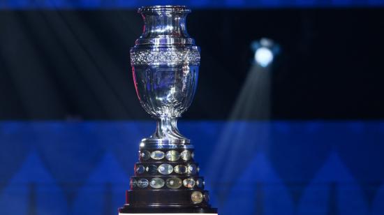 El trofeo de la Copa América, durante el sorteo en Miami, el 7 de diciembre de 2023.