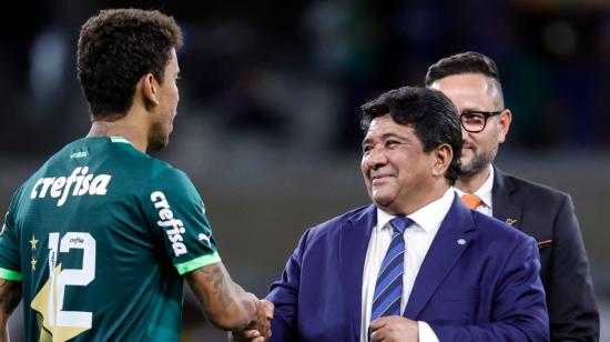 El presidente de la Confederación Brasileña de Fútbol (CBF), Ednaldo Rodrigues saluda durante un partido entre Palmeiras y Cruzeiro, el 6 de diciembre de 2023.