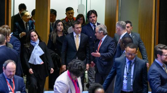 El presidente Daniel Noboa (centro) ingresa a la sesión del Consejo de Seguridad de la ONU, acompañado del secretario del organismo, António Guterres, Nueva York, 7 de diciembre de 2023.