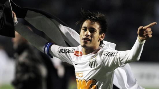 Neymar celebra una victoria con Santos, en septiembre de 2012.