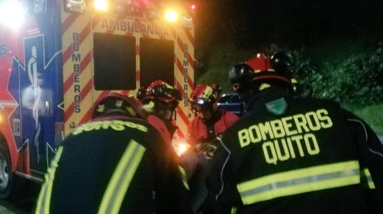 Bomberos de Quito atienden un accidente de tránsito en la avenida Simón Bolívar, el 8 de diciembre de 2023.