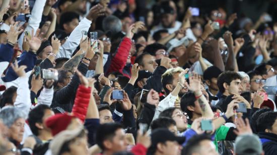 Hinchas de Liga de Quito, el pasado 4 de noviembre de 2023, en un partido ante Independiente del Valle.