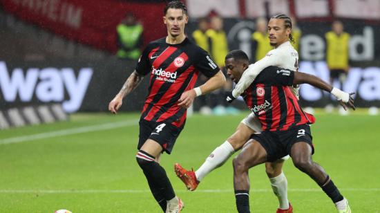 William Pacho (d), cubre una pelota en el partido ante el Bayern Múnich, el 9 de diciembre de 2023.