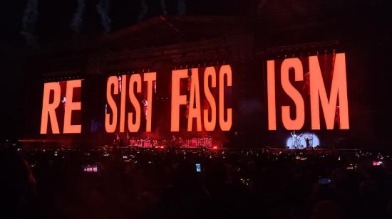 Mensaje de resistencia al fascismo en el concierto de Roger Waters en Quito.