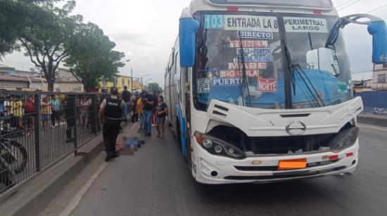 Un presunto delincuente murió tras un enfrentamiento con la Policía, tras intentar robar un bus.