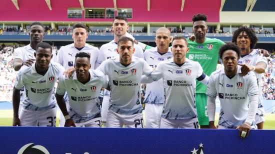 Los jugadores de Liga de Quito posan para una foto en el estadio Banco Guayaquil, el 10 de diciembre de 2023.