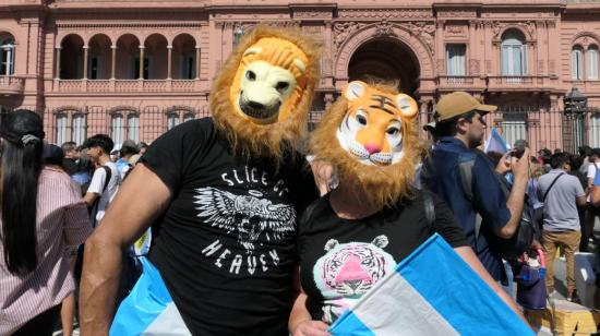 Partidarios de Javier Milei con máscaras de león, frente a la Casa Rosada, sede de la Presidencia de Argentina.