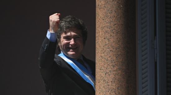 El presidente de Argentina, Javier Milei, saluda a sus simpatizantes desde el balcón de la Casa Rosada, en Buenos Aires. 