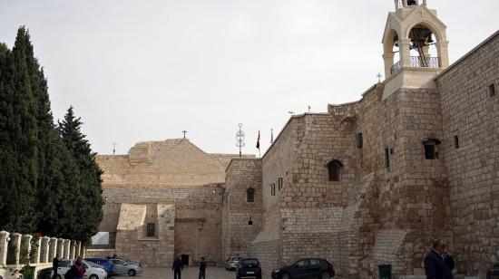 Vista de la Iglesia de la Natividad en Belén, en la Cisjordania ocupada, que no ha colocado su enorme árbol en la plaza del Pesebre, el 11 de diciembre de 2023.