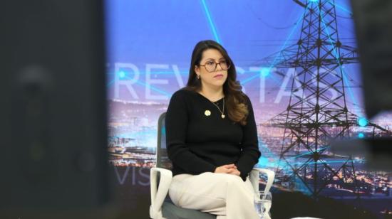 La ministra de Energía, Andrea Arrobo, en una entrevista con Teleamazonas, el 12 de diciembre de 2023.