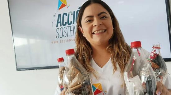 Una mujer sostiene varias botellas plásticas, rellenas con residuos, que serán entregado en la Donatón Quiteña. 