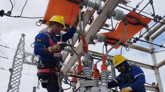 Personal de CNEL trabaja en una subestación eléctrica en Guayas.