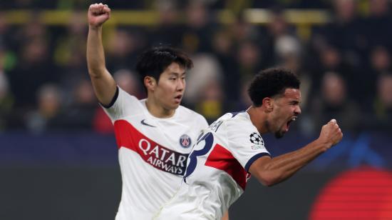 Warren Zaire-Emery del PSG celebra con su compañero Lee Kang-in tras marcar en el partido de la Champions League ante el Borussia Dortmund, 13 de diciembre de 2023.