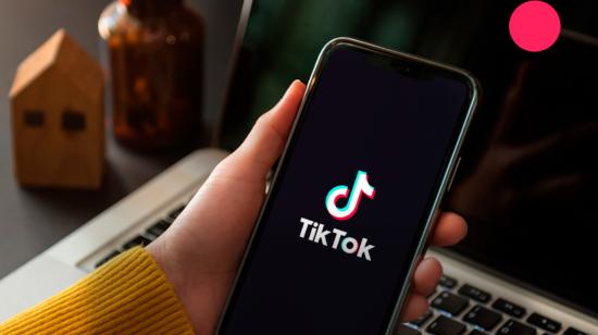 Un teléfono celular mostrando la app de video TikTok.