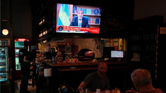 El ministro de Economía de Argentina, Luis Caputo, visto desde un restaurante mientras anuncia las medidas de urgencia económica, este 12 de diciembre de 2023.