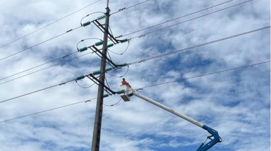 Imagen referencial de trabajos de la Eléctrica de Quito en una línea de subtransmisión de energía, el 7 de diciembre de 2023. 