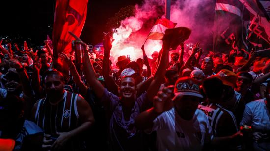 Hinchas de Fluminense se reúnen para despedir al equipo afuera del aeropuerto internacional de Río de Janeiro, el 12 de diciembre de 2023.