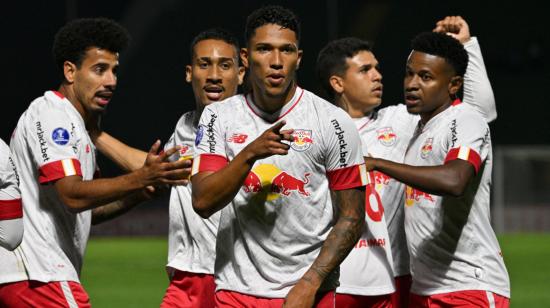 Red Bull Bragantino celebrando su gol ante Tacuary en la Copa Sudamericana, 28 de junio de 2023.