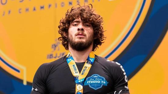 Jiménez posa con su medalla dorada tras coronarse campeón Mundial de Jiu Jitsu, el 9 de diciembre de 2023.