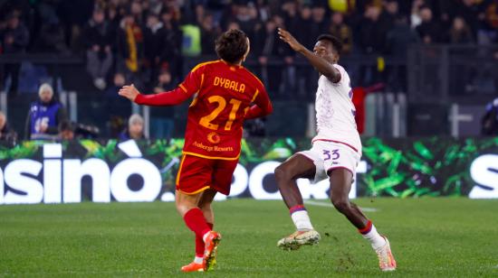 Paulo Dybala, de la Roma, y Michael Kayode, de Fiorentina, durante el partido de la Serie A italiana, el 10 de diciembre 2023.