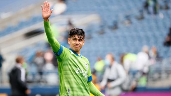 Xavier Arreaga de Seattle Sounders saluda a los fanáticos después del empate 1-1 contra Atlanta United, el 23 de mayo de 2021.