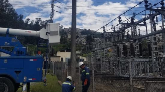 Trabajos de mantenimiento en red eléctrica de Quito.