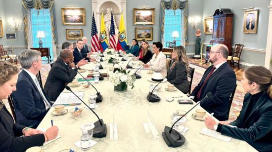 La canciller de Ecuador y el Secretario de Estado de EE.UU. y otros funcionarios reunidos el 13 de diciembre de 2023.