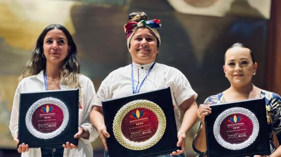 Ganadoras de la categoría 'Warmi' (Mujeres). De izquierda a derecha: Chef Isabela Chiriboga (segundo lugar), chef Valentina Álvarez (primer lugar), chef  Gabriela Cadena (tercer lugar). 