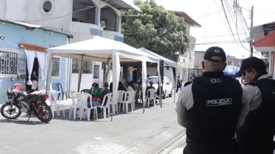 Policías en los exteriores de la vivienda donde una madre y cuatro niños fueron asesinados en el Guasmo Sur, en Guayaquil, el 13 de diciembre de 2023.