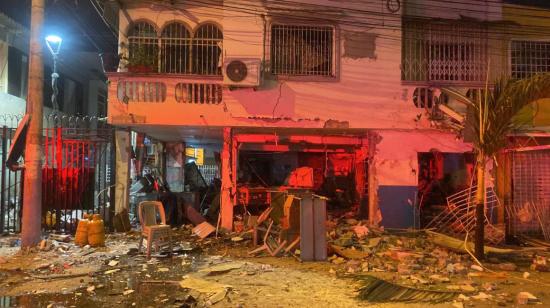 Exteriores de la vivienda destruida en Guayaquil tras la explosión de tres cilindros de gas, el 13 de diciembre de 2023.